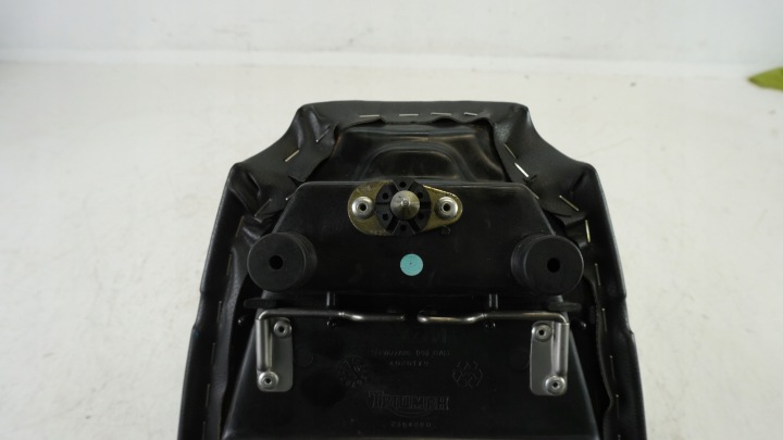 H232 TRIUMPH DAYTONA 955I 955 I SIÈGE SIÈGE BANQUETTE ARRIÈRE PASSAGER T2304880