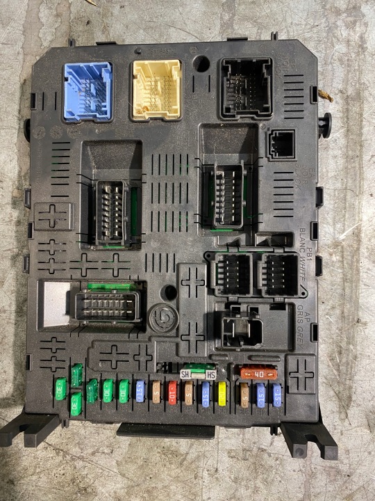 MODULE CONTRÔLEUR FUSIBLE BERLINO PARTENAIRE 966405898001 9664058980 BSI04EV K03