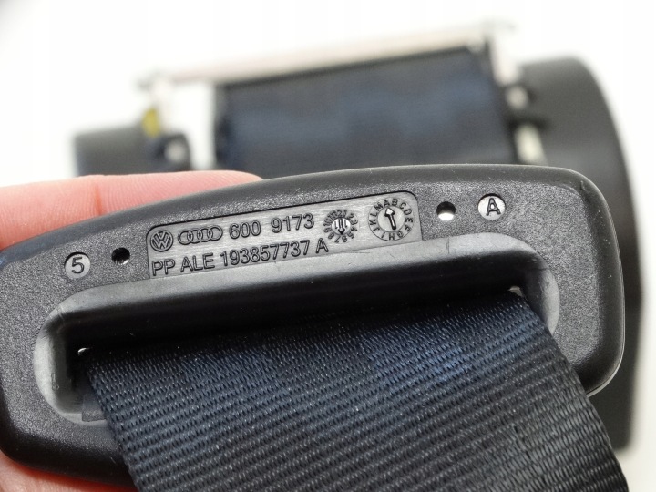 CEINTURE DE SÉCURITÉ DROIT ARRIÈRE VW GOLF VI 618019000