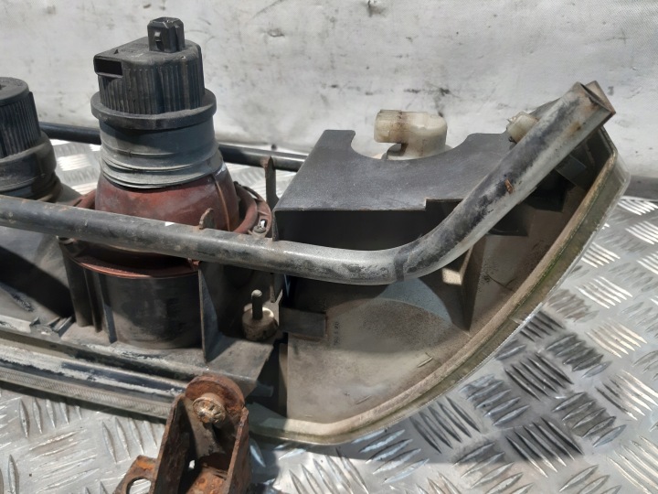 PHARE PROJECTEUR DROIT AVANT HELLA MERCEDES CITARO 0530