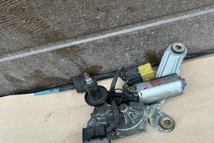PETIT MOTEUR ESSUIE-GLACES COUVERCLES DE COFFRE AUDI 100 (5000) 390099008 2000