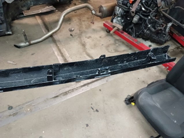 M16 EVOQUE MOULURE PORTES GAUCHE AVANT K8D2-17775-AB