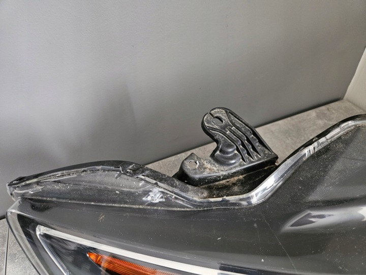 PHARE GAUCHE AVANT LENTILLE LED TOYOTA AYGO II 0H-27