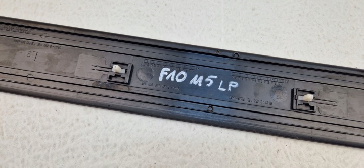 BMW 5 F10 M5 MOULURE REVÊTEMENT PROTECTION SEUIL GAUCHE AVANT 8050049