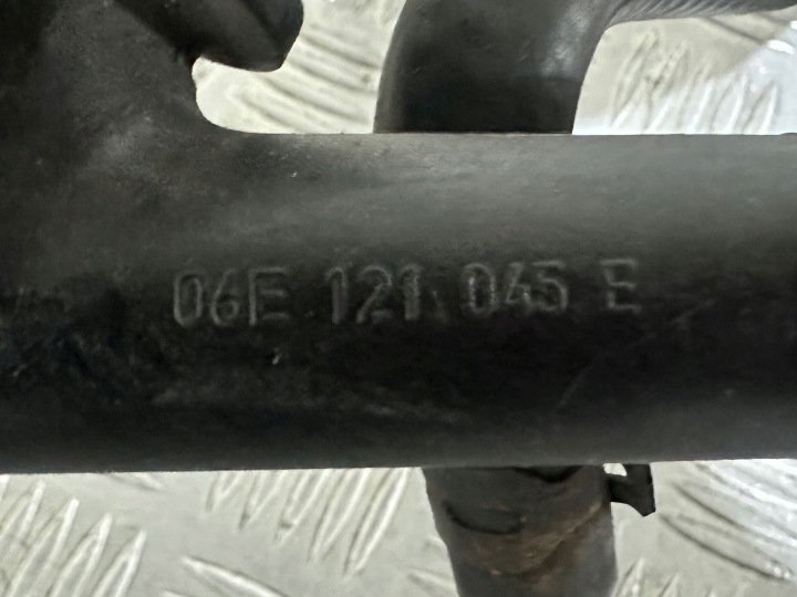AUDI A6 C6 3.2 FSI TUYAU TUBES CONDUITES DE DÉRIVATION EAU 06E121045E