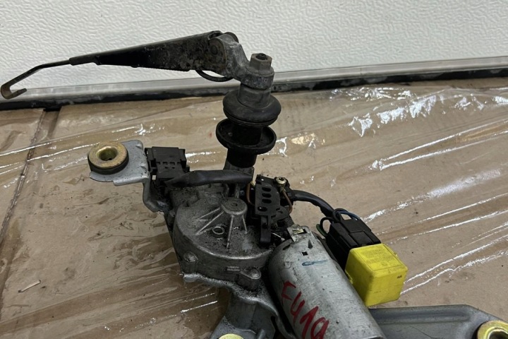 PETIT MOTEUR ESSUIE-GLACES COUVERCLES DE COFFRE AUDI 100 (5000) A2108207542 2003