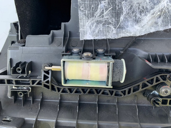 TESLA MODÈLE Y 3 LIFT BOÎTE À GANTS PASSAGER 1083340-00-J EN BON ÉTAT COMPLET