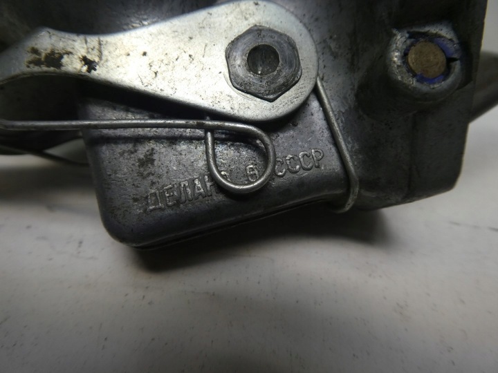 LADA 2101 SUPPORT POMPES CARBURANTS AVEC POMPE MANUELLE 2101-1106010 ZSSR