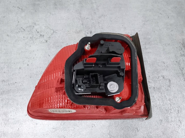PHARES ENSEMBLE DANS COUVERCLE DE COFFRE VW TOURAN II 1T0945094 2.0 TDI