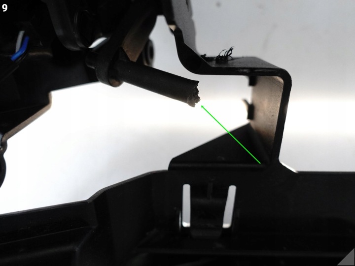 PORSCHE 911 992 TURBO 19- GUIDE D'AIR STORE JALOUSIE AVANT DROITE