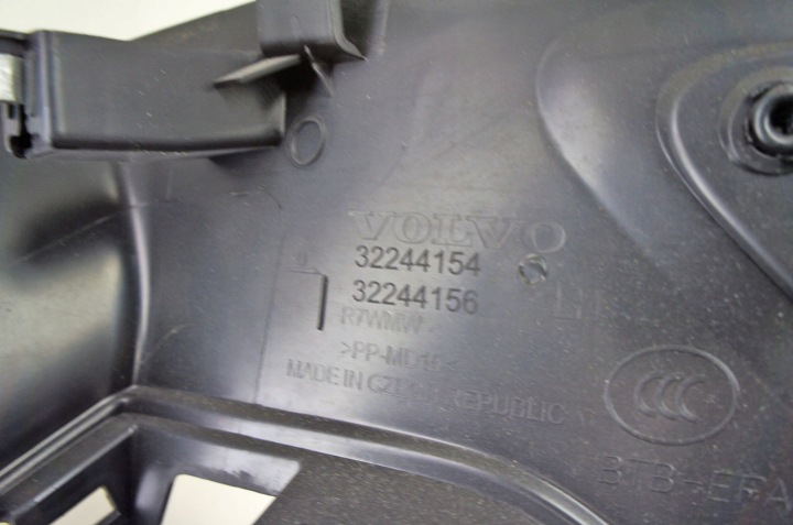 UK144 VOLVO XC40 D3 PROTECTION POTEAU GAUCHE ARRIÈRE 32244154 32244156