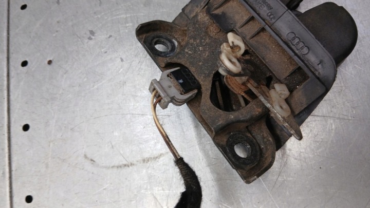 SERRURE COUVERCLES DE COFFRE AUDI A6 C5 03R 2.5TDI 4B9827520