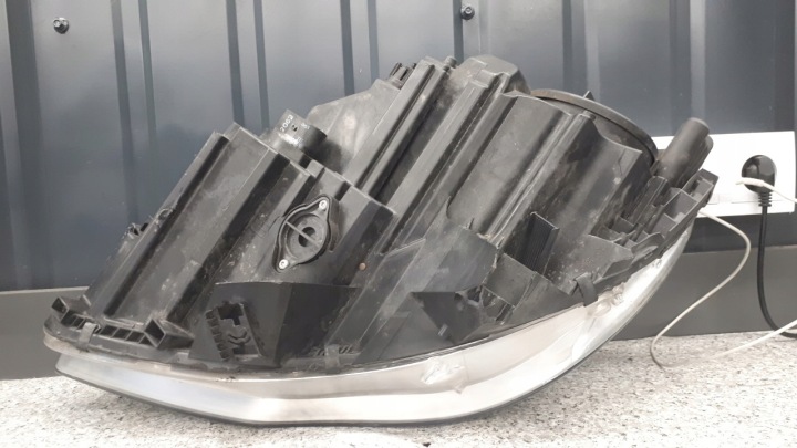 A2518203661 PROJECTEUR DROIT MERCEDES W251 LIFT