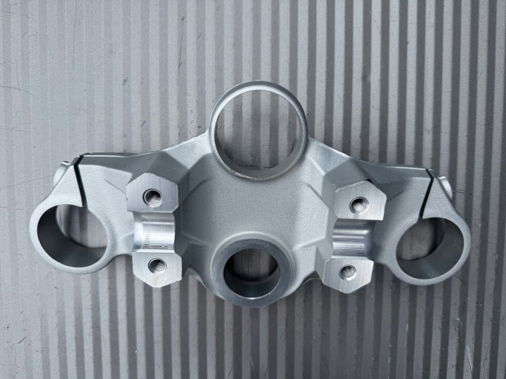 ÉTAGÈRE SUPÉRIEURE PONT FIXATION CAOUTCHOUC K80 BMW F750GS F800GS BMW 9445229