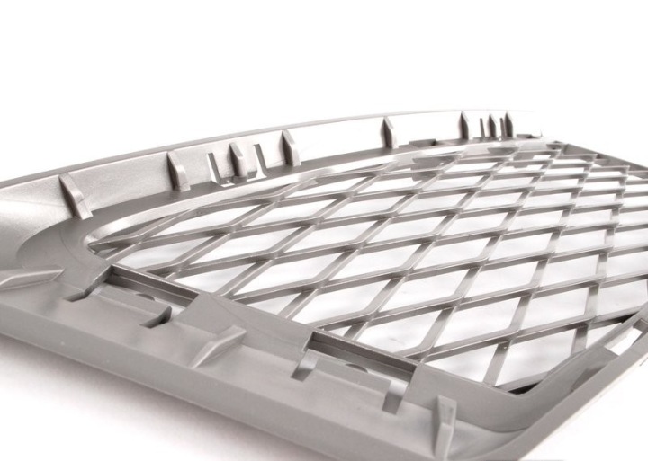 ORIGINAL AVANT PARE-CHOCS AVEC SZARO-SREBRNA GRILLE AXE VERS BMW 3 E92 E93.