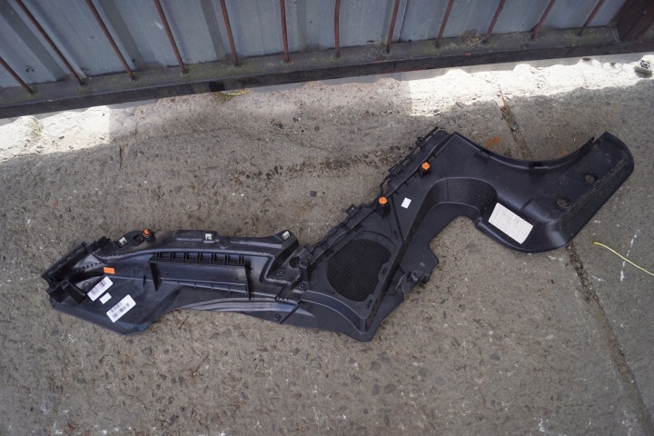 COLLECTEUR COUVERCLES DE COFFRE DROIT MERCEDES W204 COUPÉ A2076901425