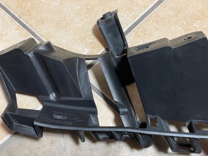 RENAULT MODUS GLISSIÈRE FIXATION PARE-CHOCS DROIT AVANT 8200213560