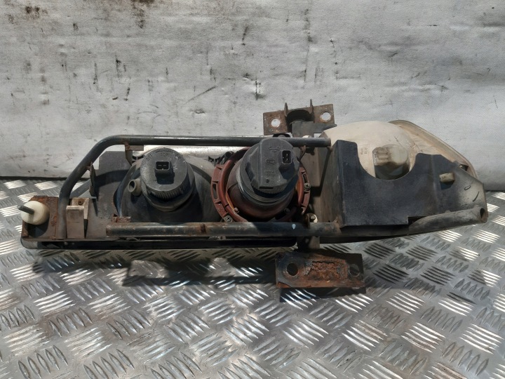 PHARE PROJECTEUR DROIT AVANT HELLA MERCEDES CITARO 0530