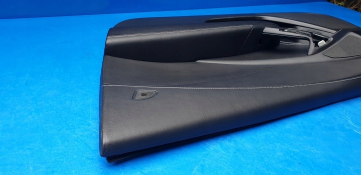 COLLECTEUR DROIT GARNITURE PORTES BOSE CHEVROLET CORVETTE C7
