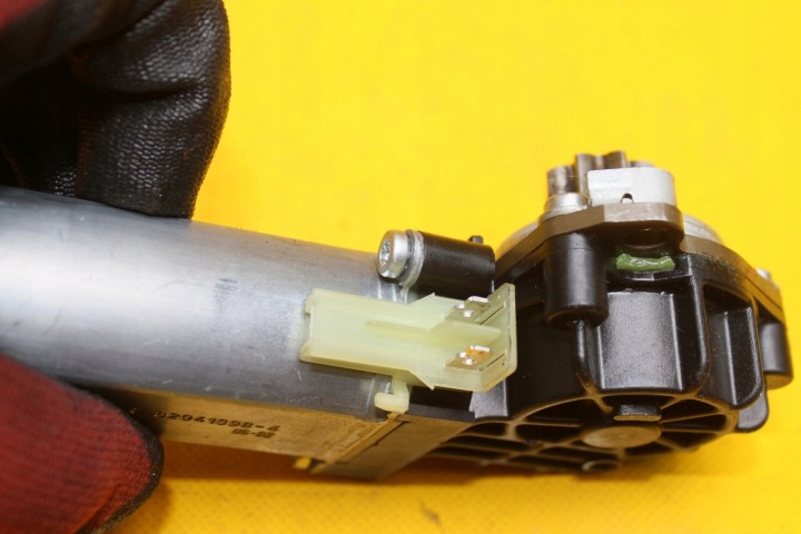 PETIT MOTEUR SIÈGES DROIT AVANT MB W251 82041898
