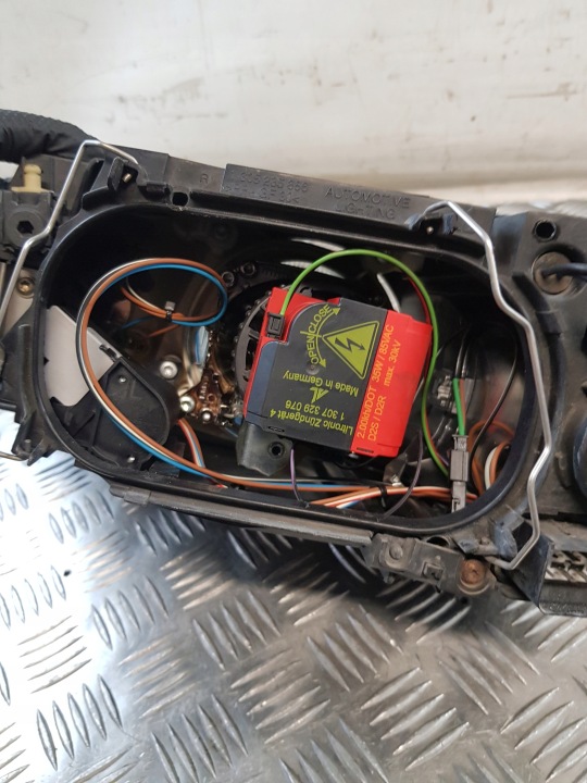 PHARE DROITE AVANT XÉNON 30698890 VOLVO V50 I 06R- EUROPE
