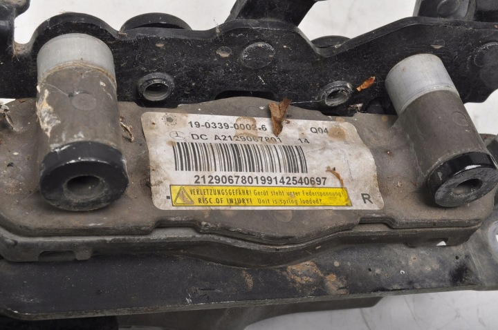MERCEDES W207 LIFT MOYEU PYROTECHNIQUE CAPOTS DROITE A2129067801