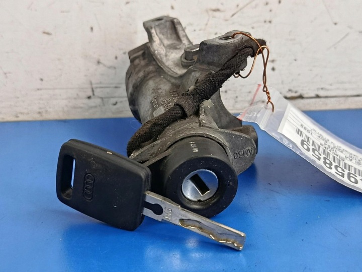 AUDI A4 B5 1.6 CONTACTEUR D'ALLUMAGE 4B0905851