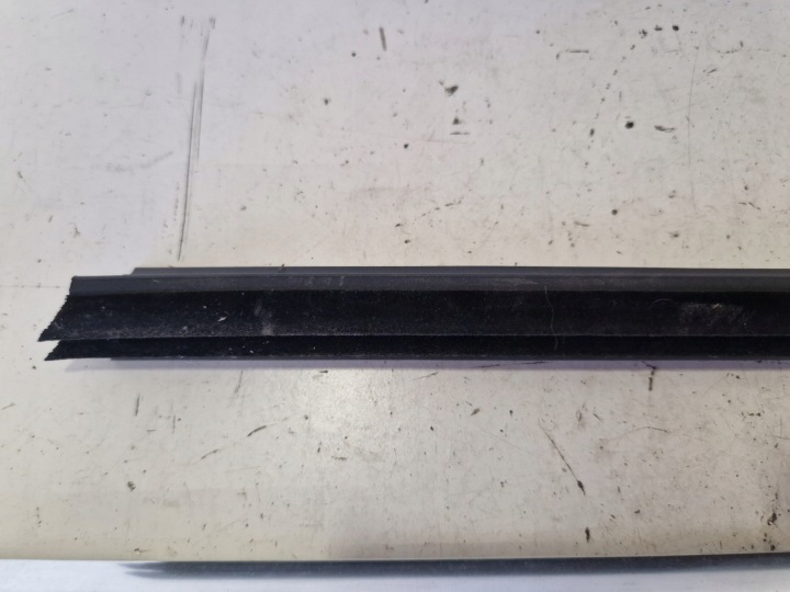 MOULURE RACLOIR GAUCHE AVANT CHROME MERCEDES B-KLASA W246 1.5 CDI