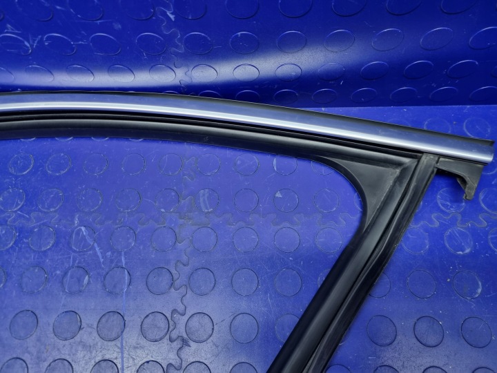 JOINT D'ÉTANCHÉITÉ MOULURE CHROME GAUCHES AVANT PORTES AUDI A3 8Y BERLINE 8Y0837431A