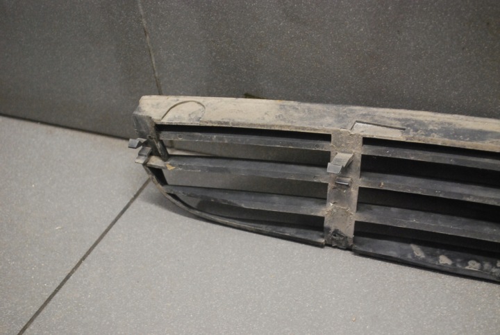 GRILLE PARE-CHOCS CENTRALE AUDI A8 D2 4D0854687