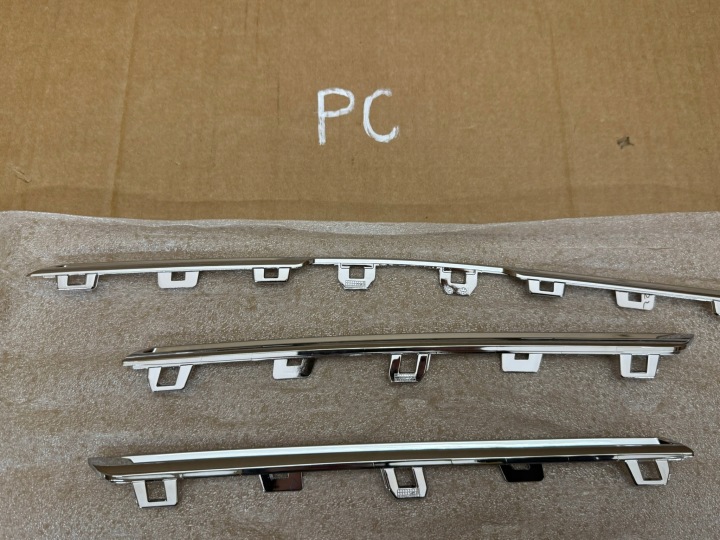 RENAULT MEGANE IV 4 15- CHROME CALANDRE NEUF ORIGINE 960103748R
