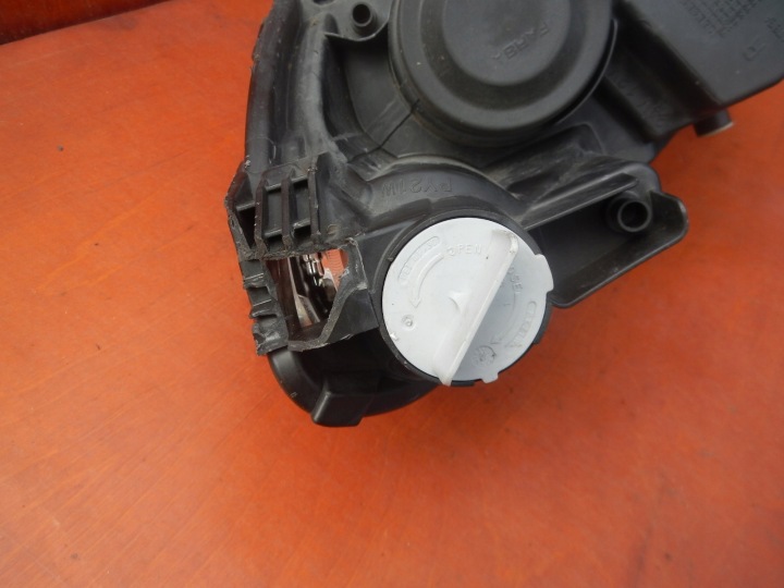 PHARE DROITE AVANT EUROPE FORD COURIER 17R 14-