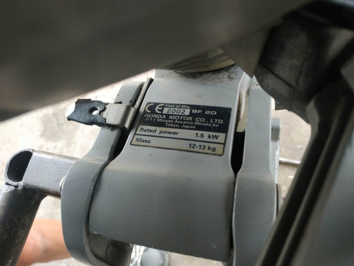 MOTEUR HORS-BORD HONDA 2 KM PIED AVEC 4SUW 2002R.