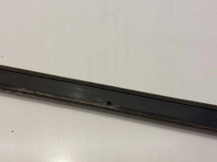 MOULURE PORTES AVANT GAUCHE CÔTÉ SKODA OCTAVIA MK2 (1Z) 1Z0853517
