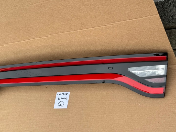 DODGE CHARGER CACHE PHARE ARRIÈRE 2015+ TRÈS EN BON ÉTAT