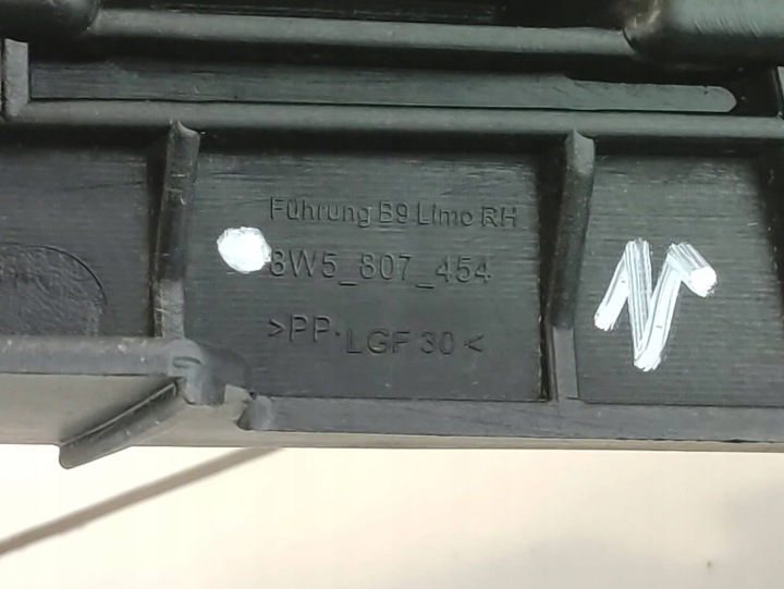 AUDI A4 B9 BERLINE GLISSIÈRE PARE-CHOCS DROIT ARRIÈRE 8W5807454