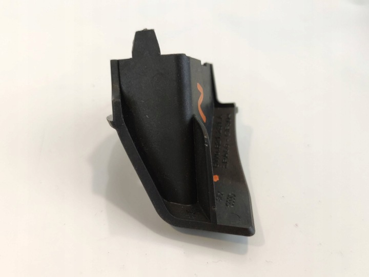 AUDI A4 B9 FIXATION GARDE-BOUE GAUCHE AVANT 8W0821231A
