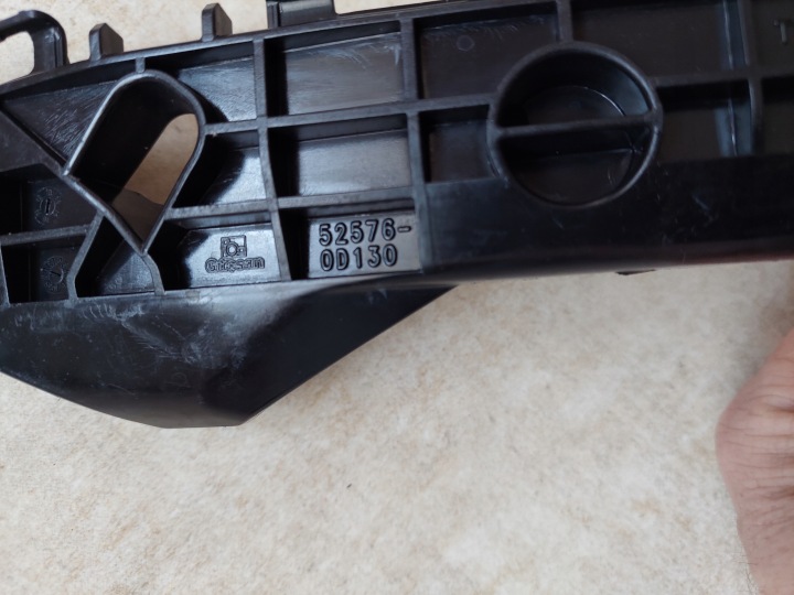 GLISSIÈRE PARE-CHOCS GAUCHE ARRIÈRE TOYOTA YARIS III 11-14