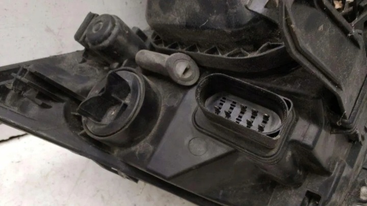 PHARE GAUCHE AVANT FORD FOCUS II (DA_, HCP) 4M5113W030AF 1.56L DIESEL 2005