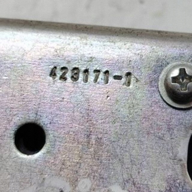 MOULURE SEUIL GAUCHE TOYOTA AVENSIS LIFT 15- T27