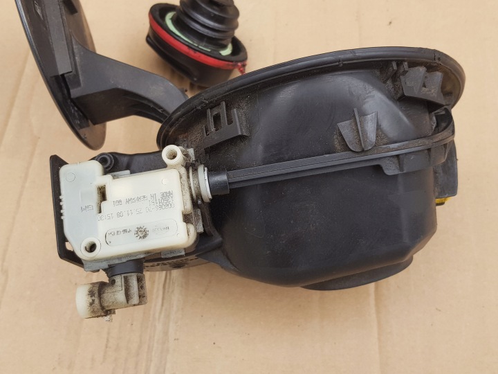 CLAPET GOULOTTE DE REMPLISSAGE CARBURANTS BOUCHON SERVOMOTEUR OPEL INSIGNIA A Z177 EN BON ÉTAT