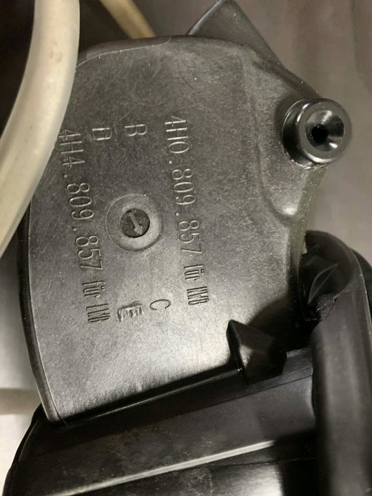 CLAPET SEMELLE GOULOTTE DE REMPLISSAGE CARBURANTS OE AUDI A8 4H0809857B NOIRE