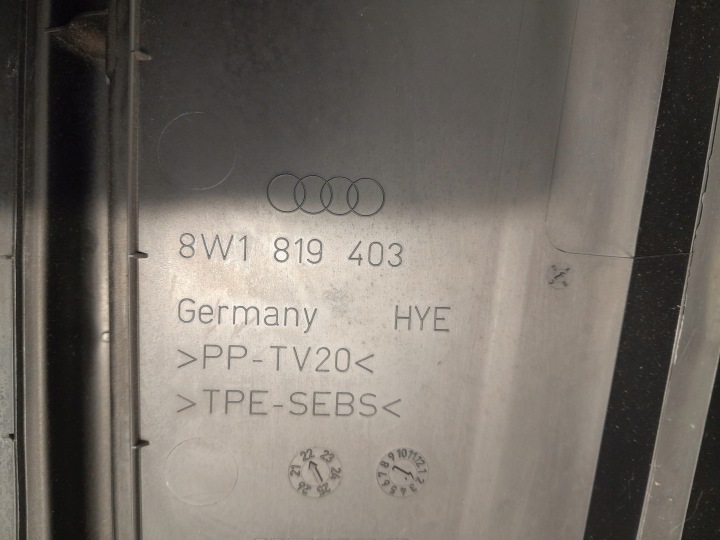 AUDI A4 B9 LIFT DOUBLURE DE PASSAGE DE ROUE 8W1819403