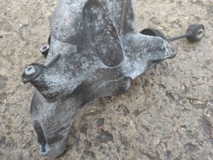 POIGNÉE MOTEUR COUSSINS AUDI 4M0199307CN