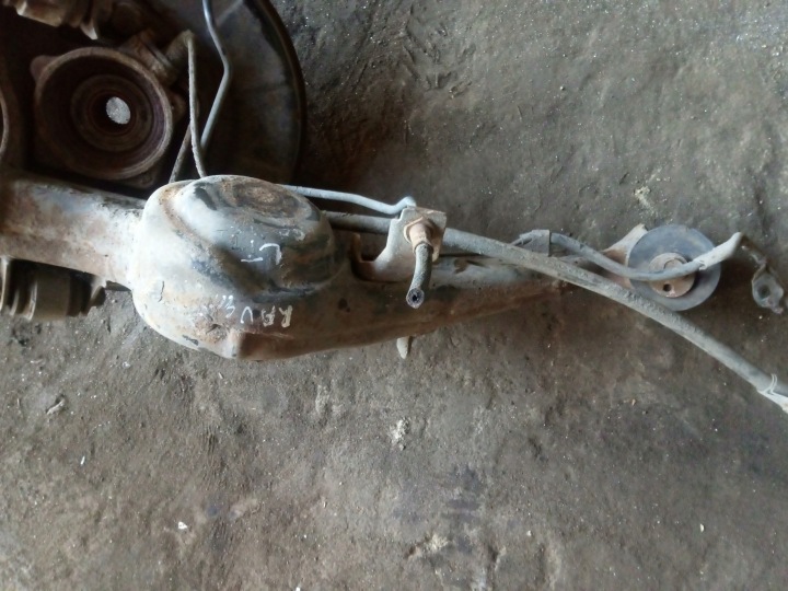 TOYOTA RAV4 II 00-05 BRAS DE SUSPENSION ROTULE DE DIRECTION DISQUE ANCRAGE GAUCHE ARRIÈRE D'OCCASION