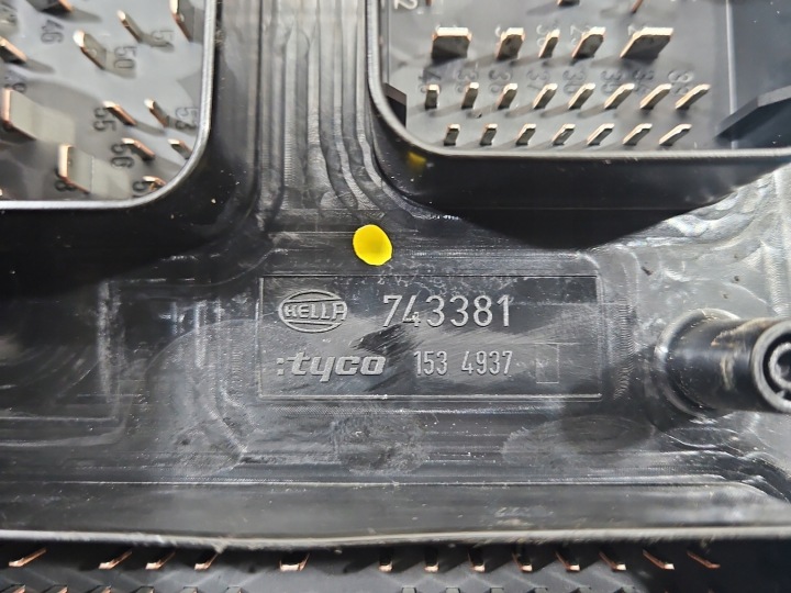 BOÎTE FUSIBLES OPEL ZAFIRA B 13206748
