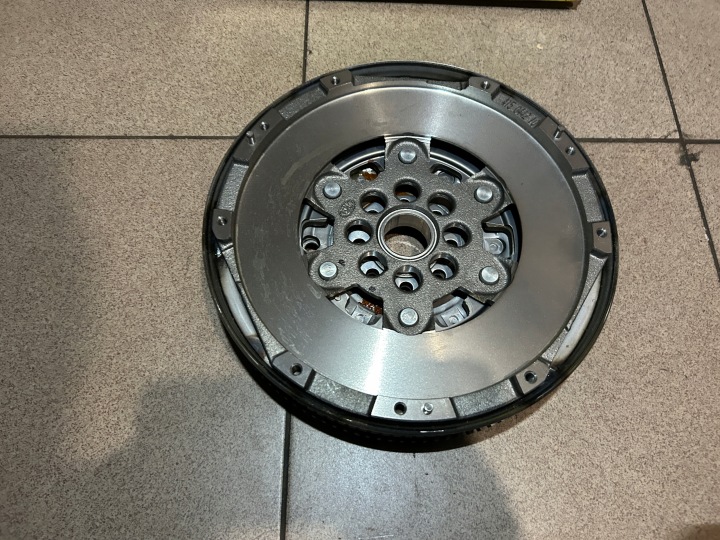 VOLANT BIMASSE 415044210 LUK