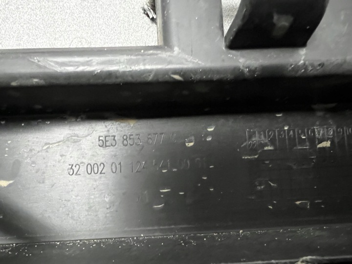 SKODA OCTAVIA IV 4 LIFT PARE-CHOCS AVANT GRILLE CENTRALE PLAQUE 5E3807611D