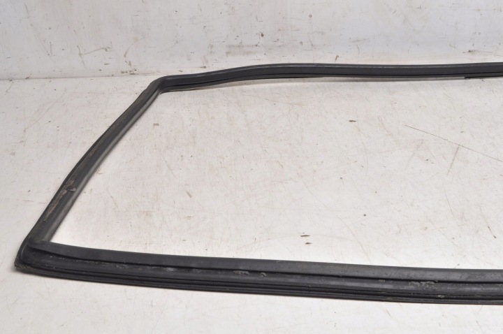 MERCEDES W123 MOULURE VITRES AVANT AVANT
