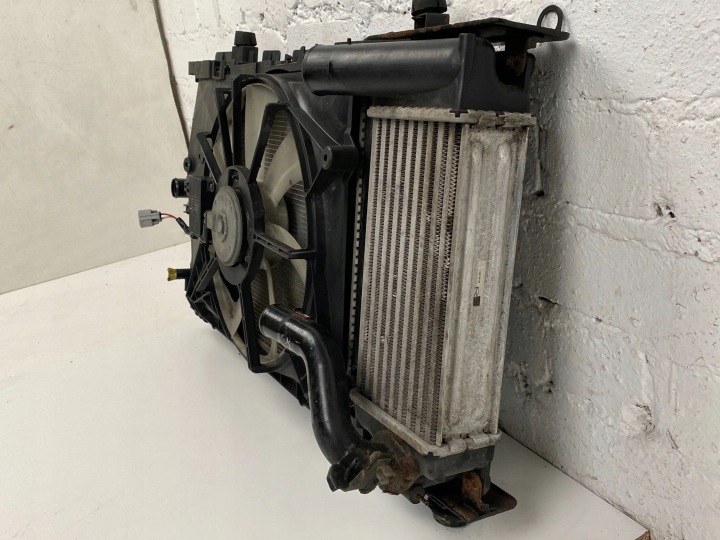 2011 TOYOTA AURIS 150 RADIATEUR ENSEMBLE 160400N140